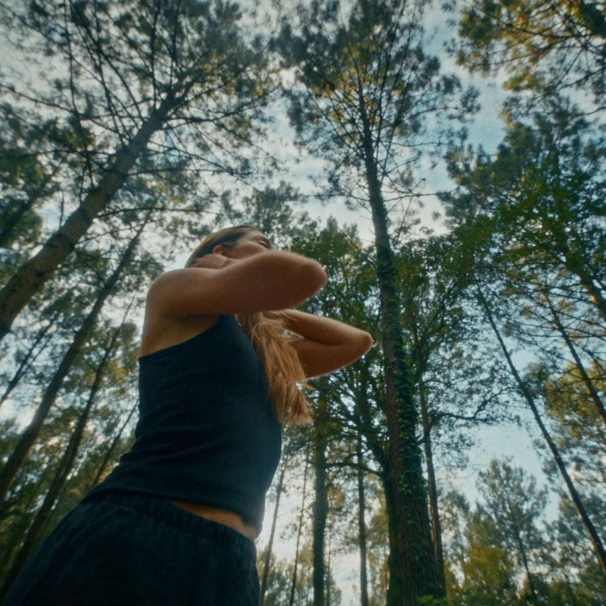 Femme dans les bois qui se masse le cou