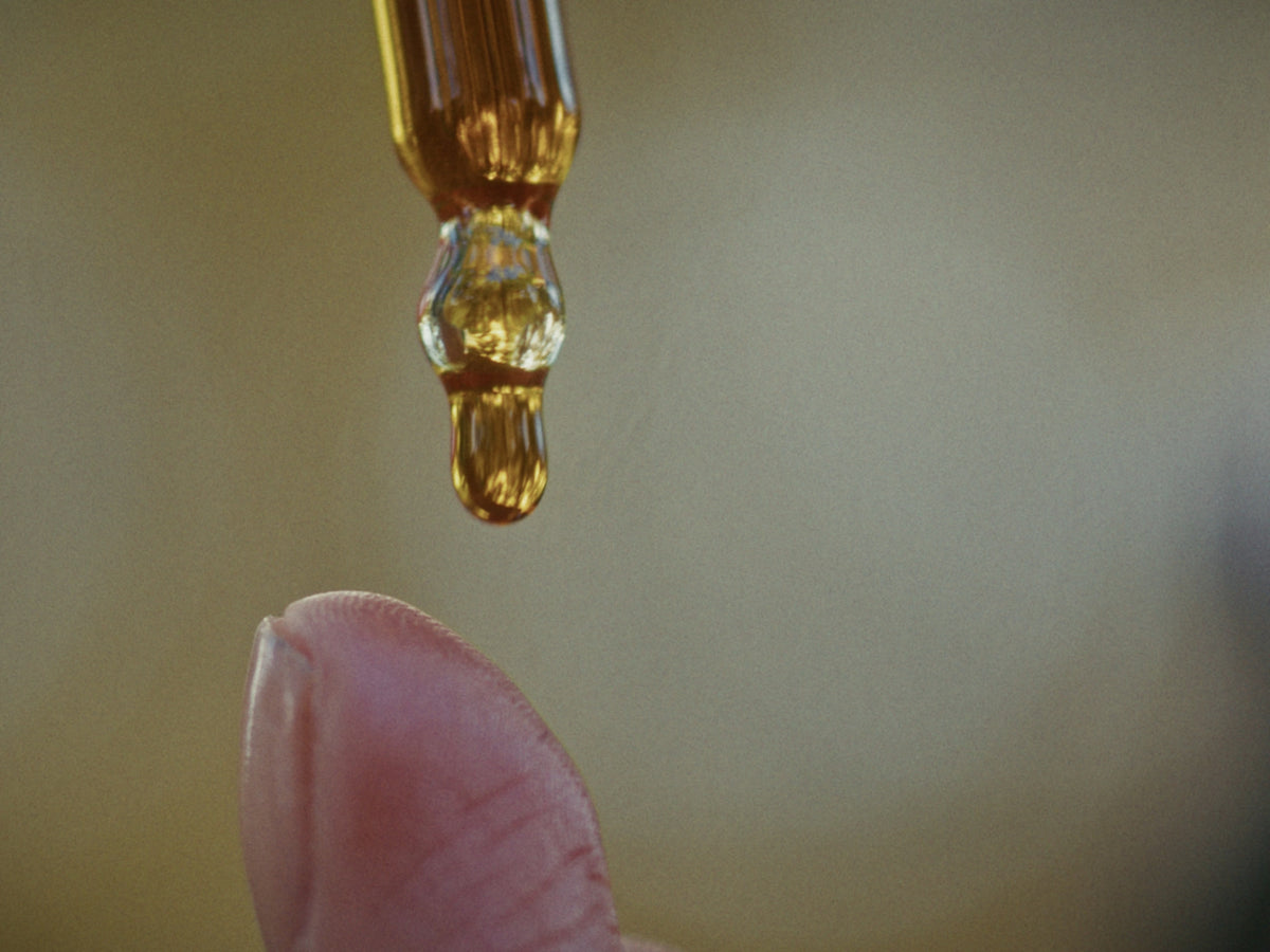 Goutte d'huile sur un doigt